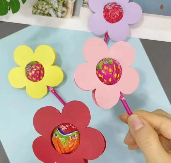 教师节,儿子要送一幅画给老师,哈哈哈哈