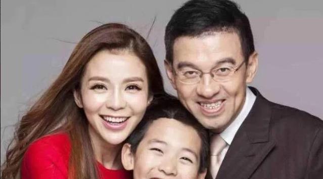 2004年,王志向朱迅求婚,没想到朱迅只是呆呆地问了一句:你有病么?