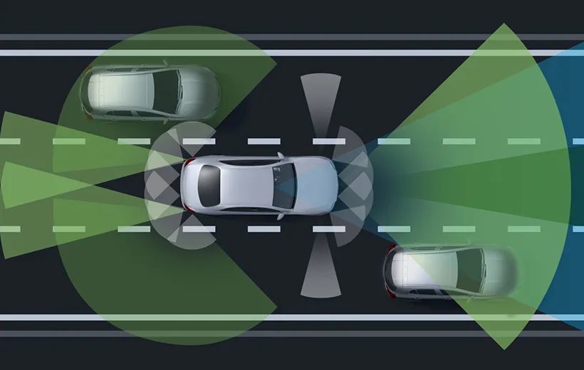车型搭配的360°摄像头,可以在逼真的全方位视图下进行操作,车辆及