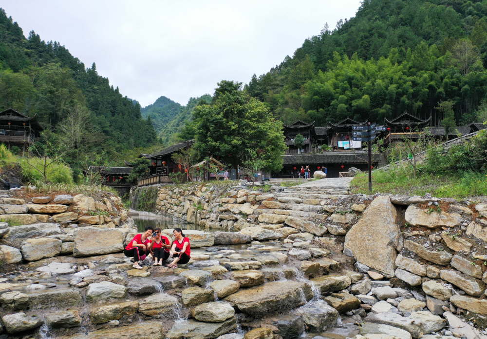 近日,位于湖北省宣恩县沙道沟镇的彭家寨景区对游人开放.