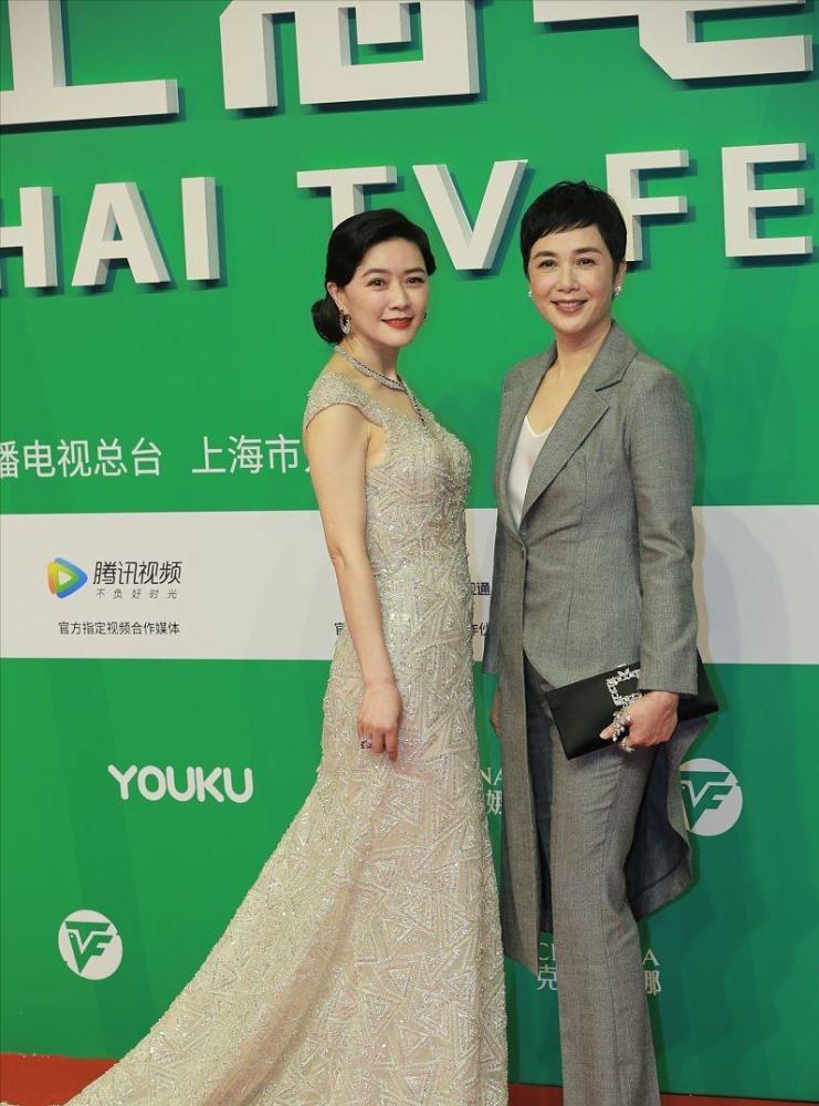 相差9岁的田海蓉蒋雯丽同框,两人一个裙装一个裤装,风格真多样
