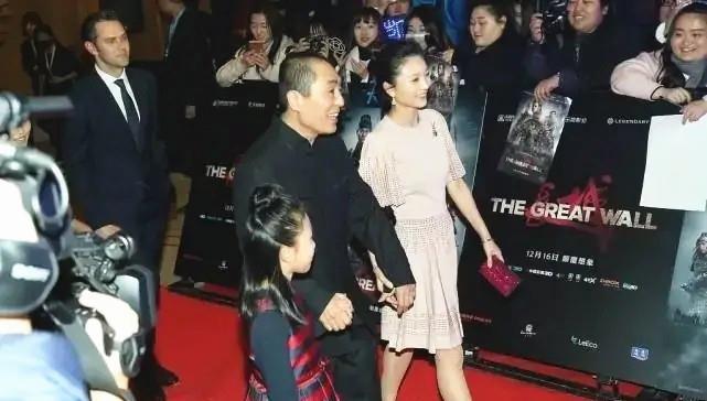 张艺谋夫妇同框 陈婷穿粉色连衣裙美得像"公主"31岁的