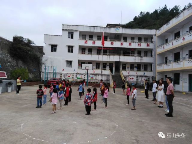 9月9日,白果小学全体教师欢聚一堂,共同庆祝我们自己的节日.