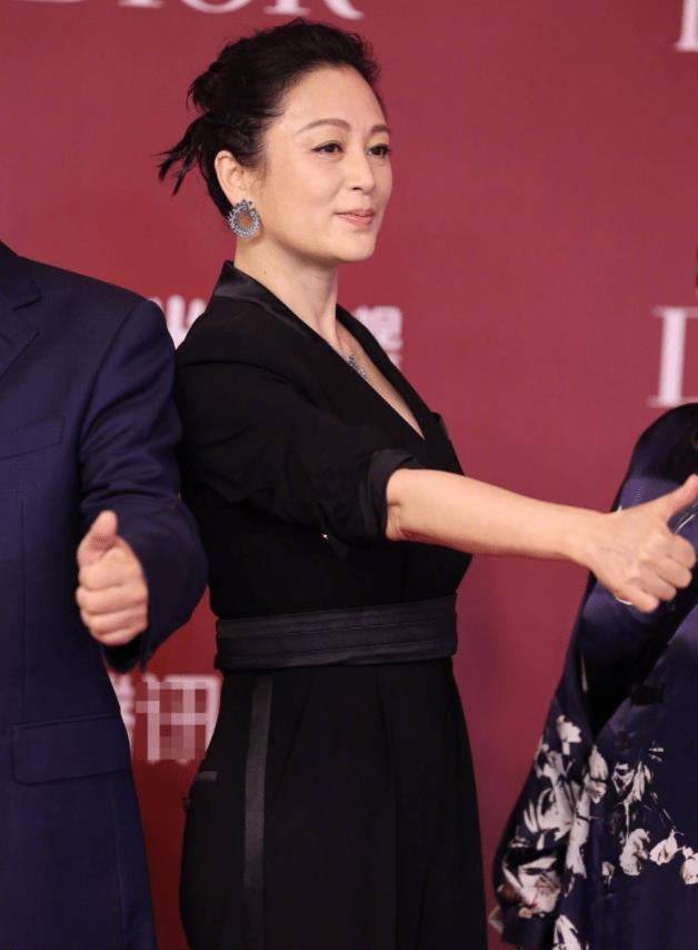 陈凯歌妻子现身上海电影节,52岁陈红穿深v西装又a又飒