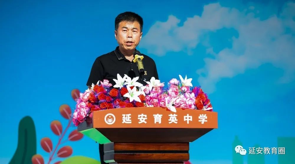 初中部校长于清涛宣读"延安育英中学关于对2021届初三,高三年级教师