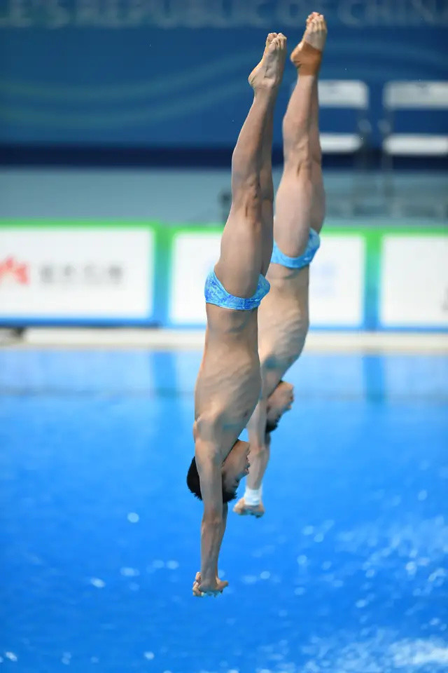 跳水男子双人10米跳台陈艾森曹缘夺冠