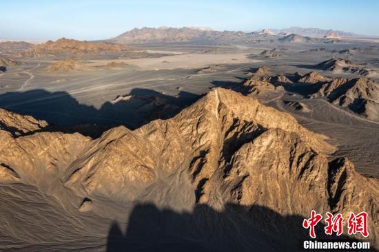 青海海西:茫崖黑独山雅丹地貌奇特