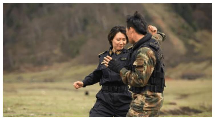 中国女警花雷敏,17岁入女子特警队,升大校警衔却嫁给普通保安