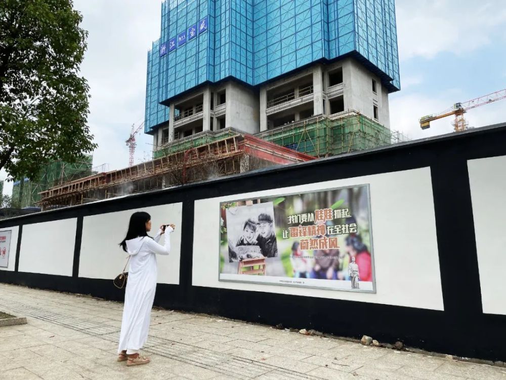 市住建局深入开展建筑工地围挡提标升级 对全市重点施工单位 围墙围挡