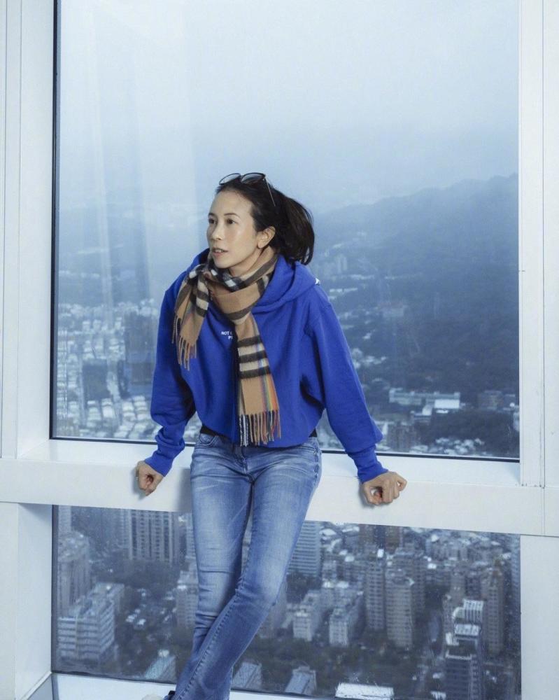 莫文蔚身材比例太完美,荧光绿拼接连衣裙高挑时髦,气场不输超模