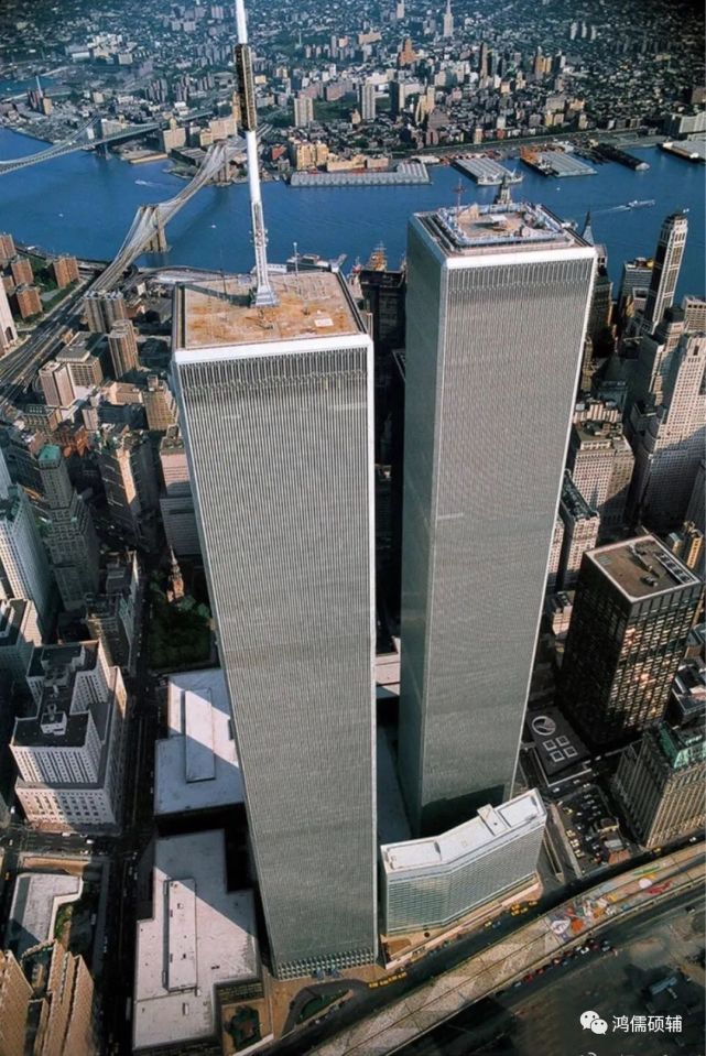 11事件发生后,美国政府在世贸中心遗址上建造911国家纪念馆,它将世贸