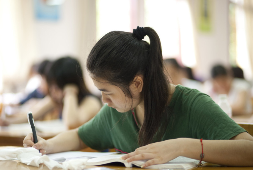 某大学教授痴人说梦,发表迷惑言论,高学历应享受 多配偶制