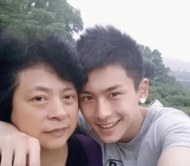 张哲瀚与前日本首相儿子合影曝光,家庭背景越扒越复杂