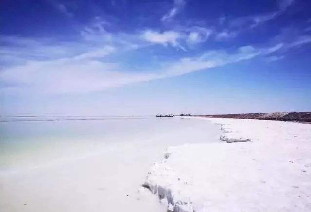 美丽的察尔汗盐湖