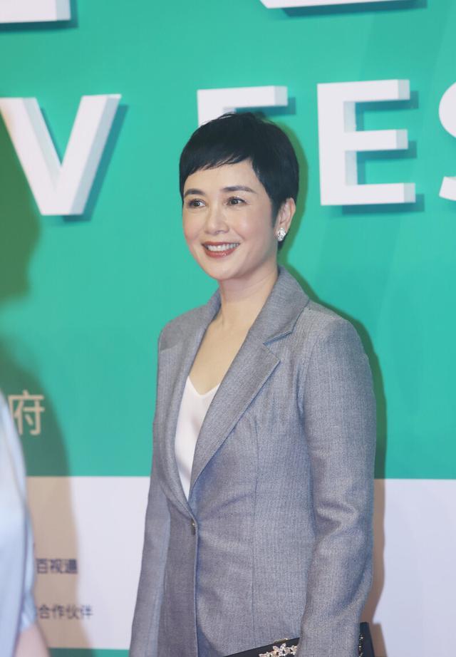 蒋雯丽同框小10岁的田海蓉,靠着穿衣根本看不出年龄差距,真时髦