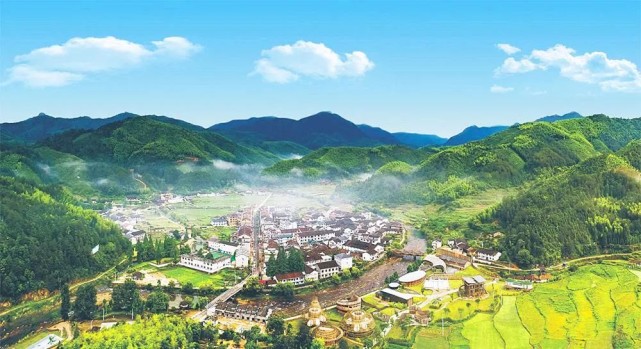 宝溪村/村内还有保存完好的宋代古迹和清代悬壁式廊屋结构的木桥,它们