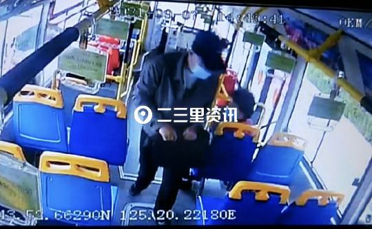 长春九路公交车厢内老人当众在座位上拉屎监控显示完事儿还在靠背上擦
