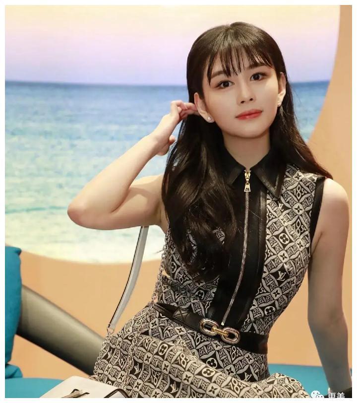 邱淑贞女儿沈月,开眼角不慎把自己do成了僵脸娃娃?