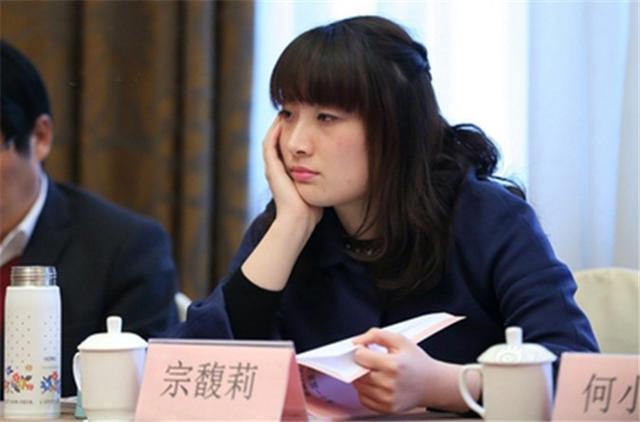 女孩是老总_女孩陪老总一年