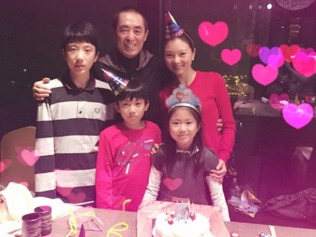 71岁张艺谋和14岁女儿合影,女儿遗传妈妈美貌,只露都