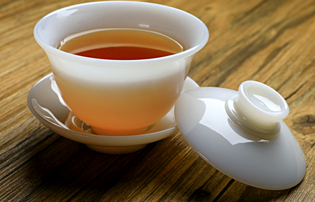 长期喝茶的人与喝白开水的人相比,哪个更健康呢?