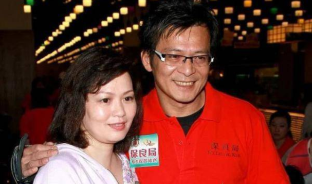 在那几年里,梁洁华一共做了五次化疗,头发几乎掉光.