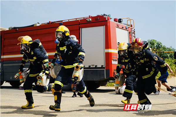 消防员着灭火防护服全套奔赴"模拟"现场.