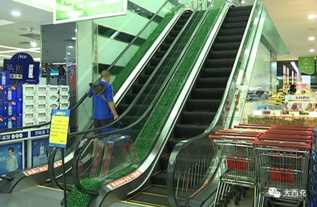 一位快满85岁的太婆,不慎摔倒在超市扶梯坡面上,并随着扶梯运行滑落到