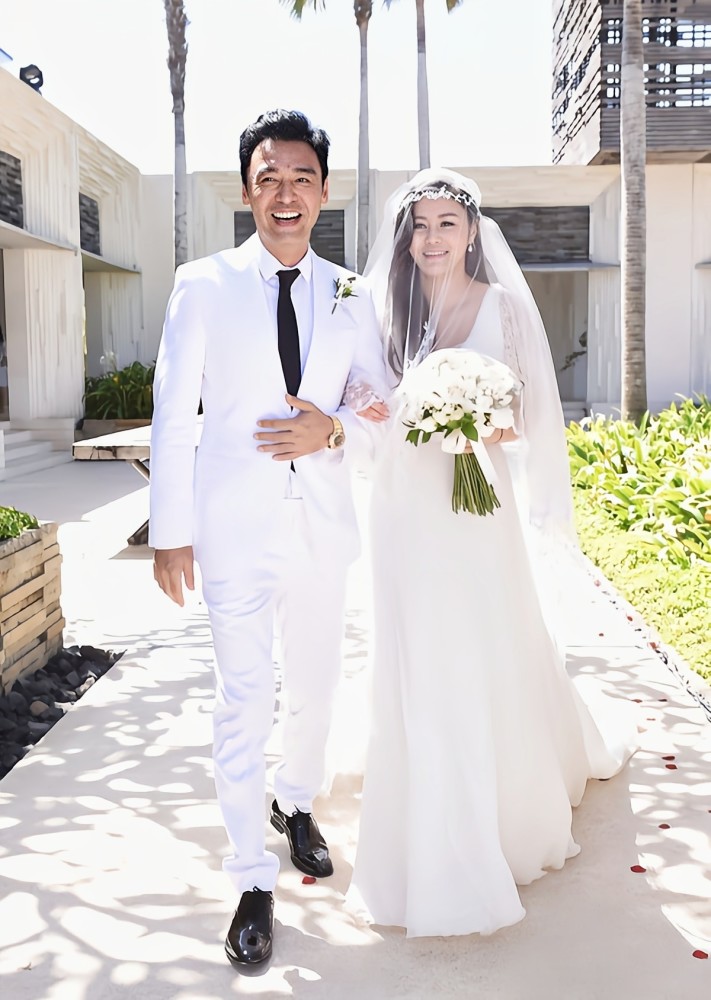 钟镇涛:娶小10岁章小蕙,却被败光家产,还欠下2.5亿