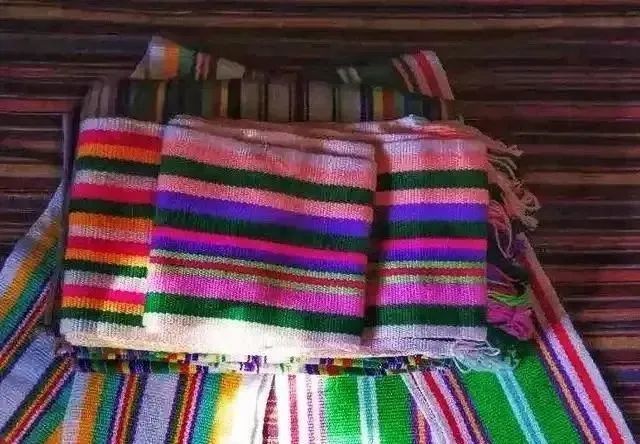 独龙族人民将七彩独龙毯披在身上,成为他们特有的民族风格和文化符号.