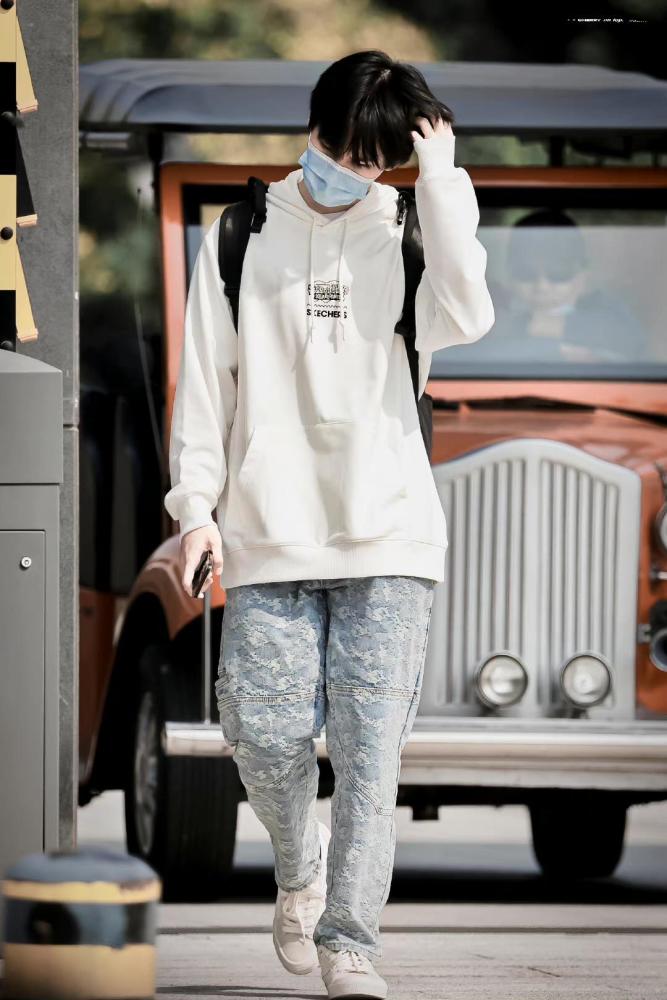 张真源出现在中戏官网双手放腿上坐姿端正地拍照女同学盯着看
