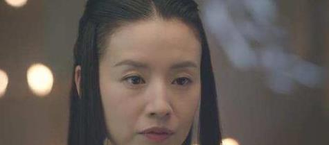 40岁董洁衰老感太明显,脸瘦了皮也松了,强凹少女自然很假!
