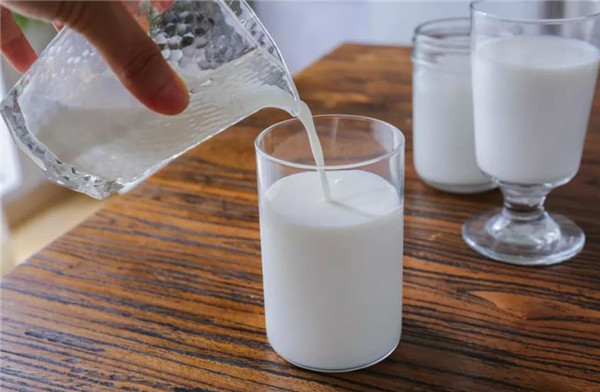 脱脂牛奶真的比较好?小心脱脂奶更容易让你发胖,全脂奶更健康