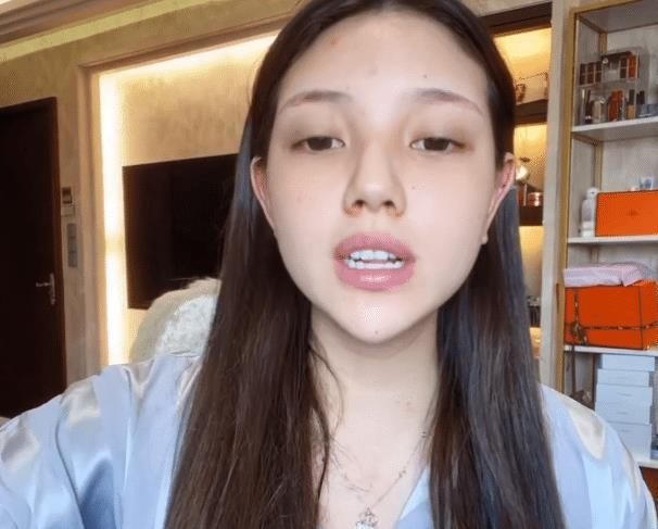 直播间有粉丝问兜儿什么时间领证,兜儿没有说出明确日期,用一句"差不