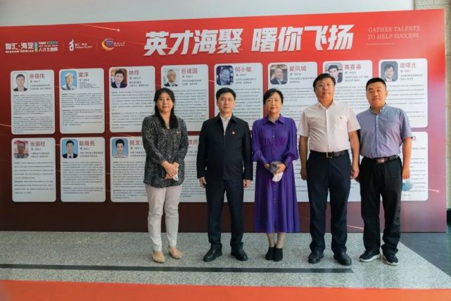 集团党委书记,董事局主席林烨向陈朝晖副区长介绍了集团的基本情况.