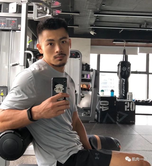 180cm成都健身教练走红,颜值肌肉太可了