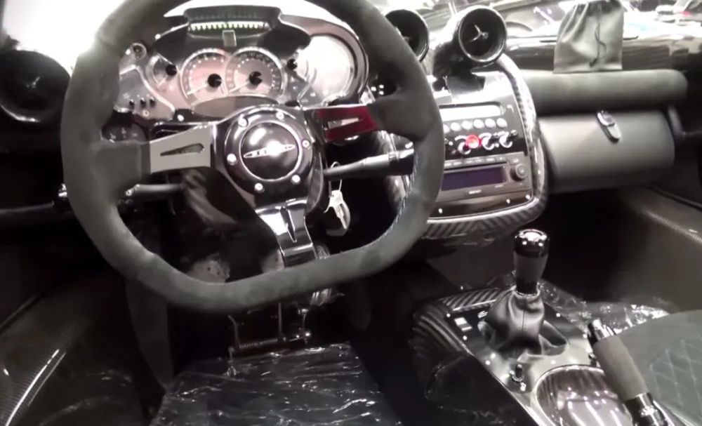 5.帕加尼huayra roadster bc 双色外观 选配价格:220,000美元