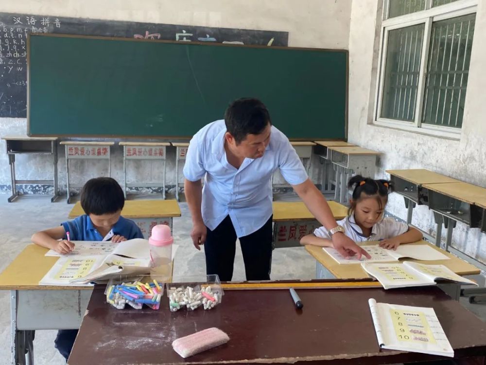 "2像小鸭在水上游"走进石龛小学,周传武老师