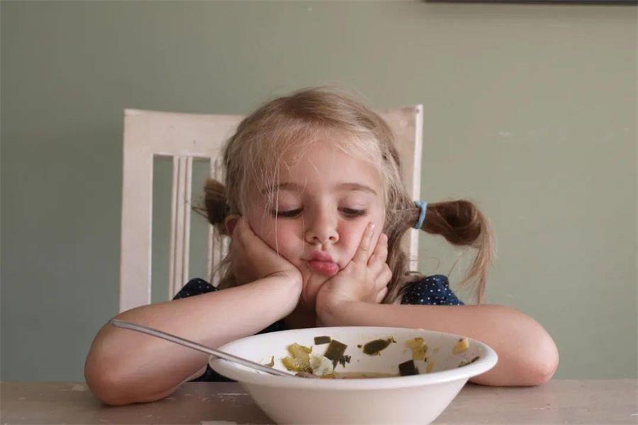 孩子不爱吃饭?原因多半在父母,3个小妙招,或能让孩子爱上吃饭