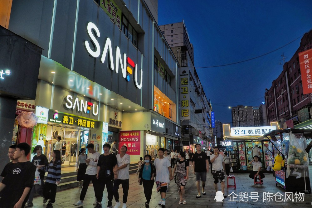 宝鸡经一路夜景,年轻人很多,好吃的不少