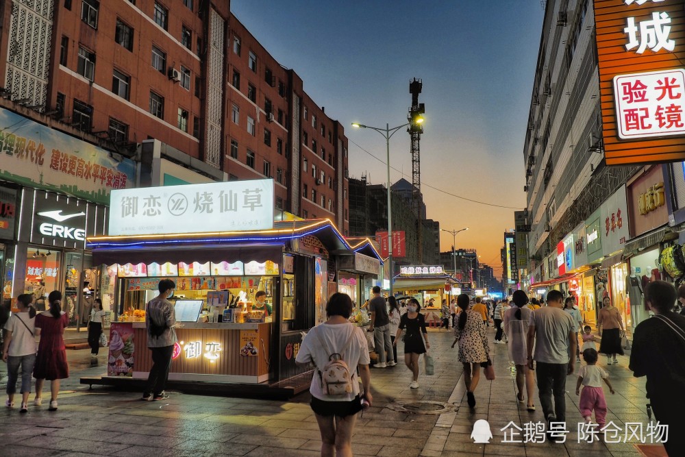 宝鸡经一路夜景,年轻人很多,好吃的不少