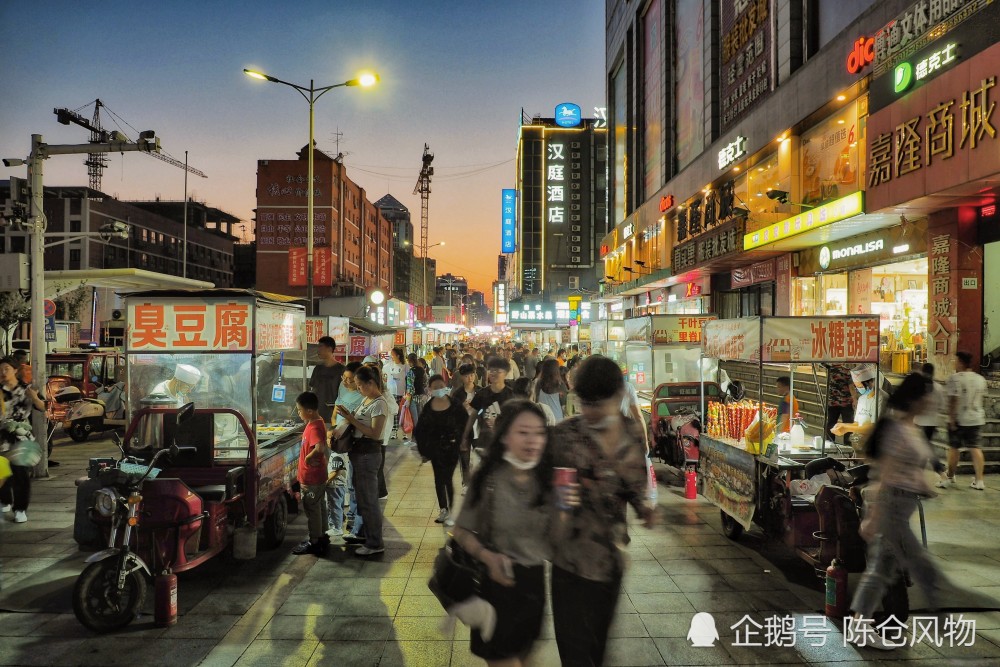 宝鸡经一路夜景,年轻人很多,好吃的不少