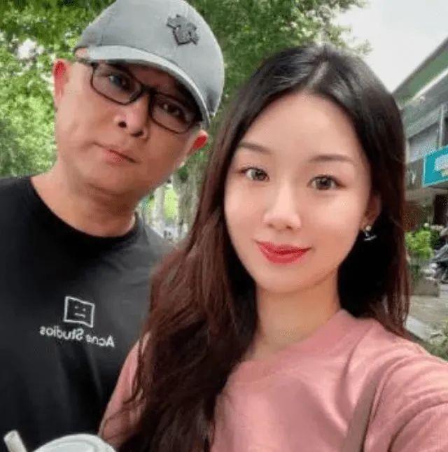 孟非老婆罕见曝光!身材妖娆大长腿瞩目,女儿颜值惊人似奶茶妹妹