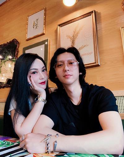 张淇秀恩爱晒合照被赞有夫妻相 张淇老婆韦佳照片个人