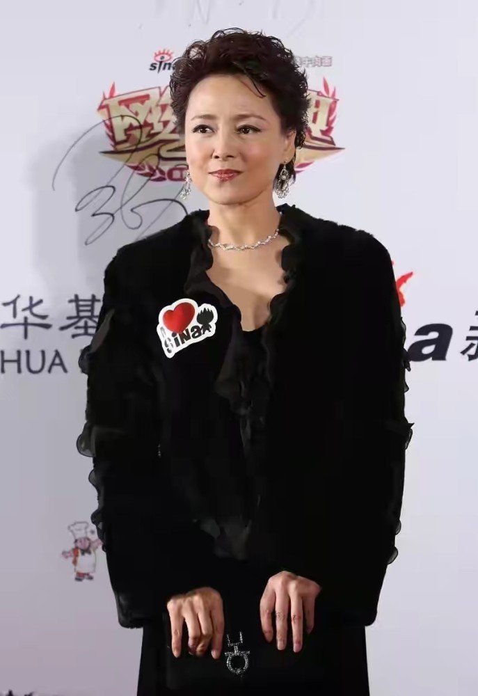 63岁张瑜自然老去也挺美,虽然脸上有了岁月痕迹,身材依然很撩人