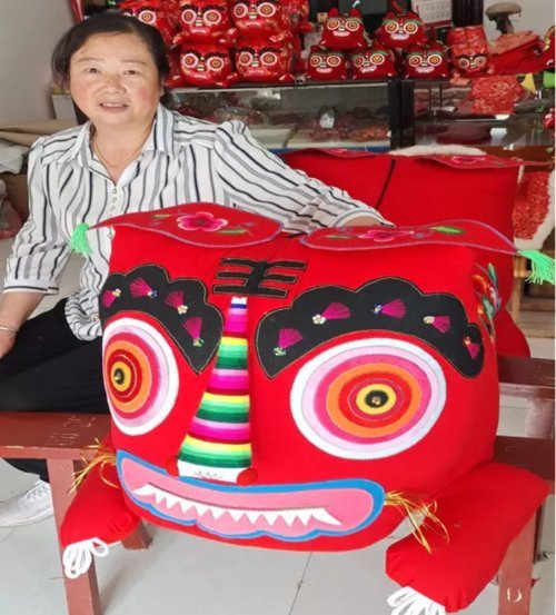 千阳1500只虎头枕走进十四运