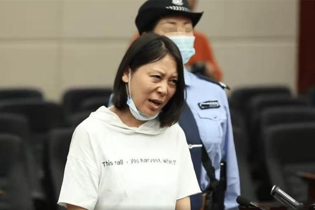 正是殷建华这句话害死了小木匠陆中明,法子英为了杀鸡儆猴,决定在殷