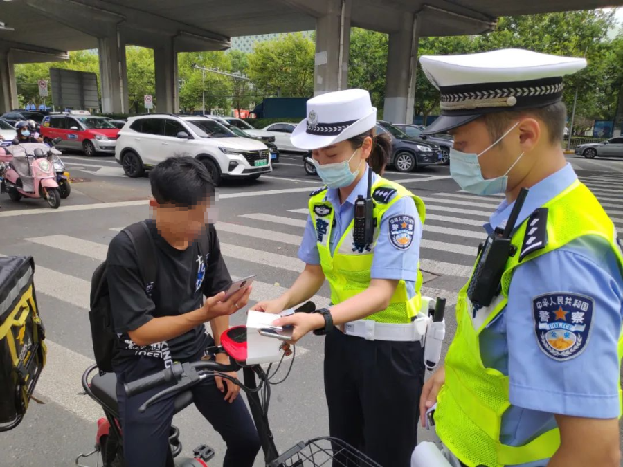 监管上海交警继续严查不戴头盔交通违法