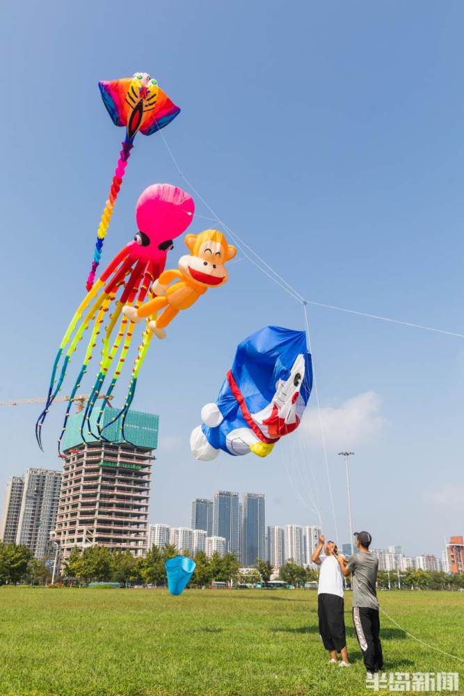 唐岛湾海滨:萌物飞上天 各种软体风筝引人注目