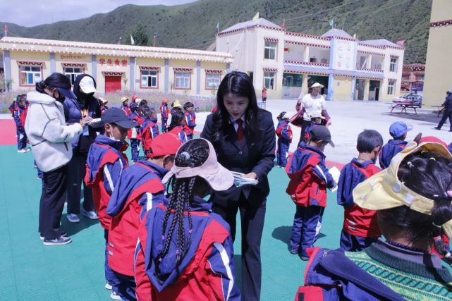 为该县浪多乡,温拖乡,年古乡三所中心小学送去"新学期第一堂法治课"